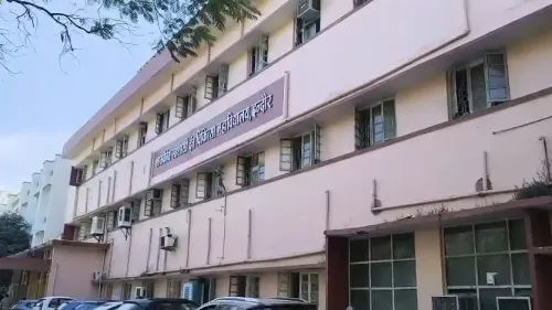 क्या इंदौर के डेंटल कॉलेज की तीन छात्राएं रैगिंग के आरोप में सस्पेंड हुईं?