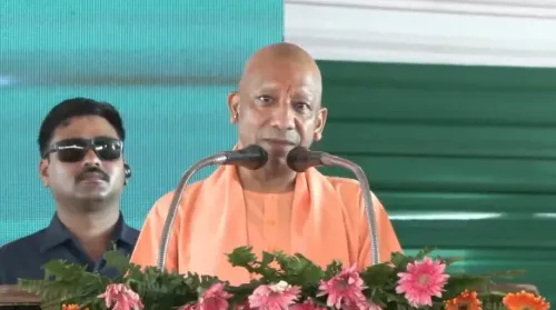 CM योगी का मऊ से माफिया को ललकार: 'खुली जीप में पिस्टल लहराकर हिंदुओं को धमकाने के दिन गए'