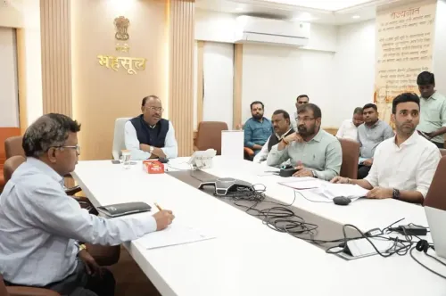 Is the Maha govt requesting urgent aid from the Centre for flood-affected farmers?