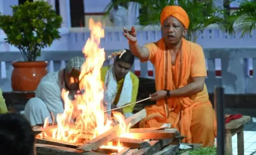 महाष्टमी पर CM योगी ने गोरखनाथ मंदिर में महानिशा पूजन किया, जगत कल्याण की माँगी दुआ