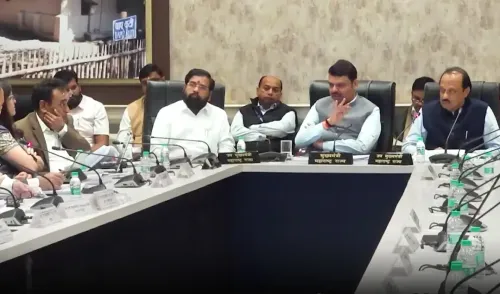 क्या सीएम फडणवीस ने पीएमआरडीए बैठक में नदी सफाई और मेट्रो लाइन-3 को गति दी?