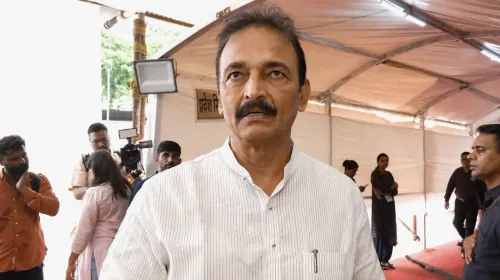 महाराष्ट्र डांस बार विवाद: जगताप के तीखे सवाल, शिरसाट ने राउत और विपक्ष को दिया करारा जवाब