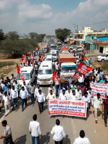 जलगांव में NCP (शरद पवार गुट) का बड़ा प्रदर्शन: किसानों के डीजल आरक्षण की मांग पर सरकारी गाड़ियाँ रोकीं