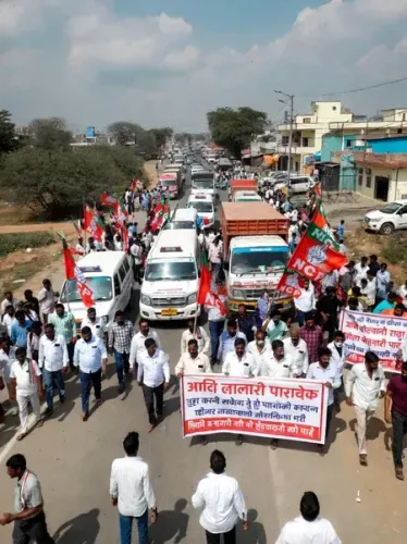 महाराष्ट्र: जलगांव में शरद पवार गुट का बड़ा प्रदर्शन, सरकारी गाड़ियों को रोका