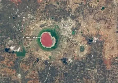 महाराष्ट्र का अनोखा लोनार क्रेटर: रहस्यमयी रंग बदलती झील