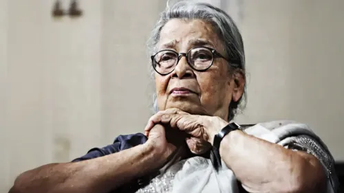 क्या महाश्वेता देवी ने आदिवासियों और दलितों की आवाज उठाई?