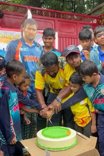 माही के घर के बाहर पहुंचे फैंस, केक काटकर मनाया जन्मदिन