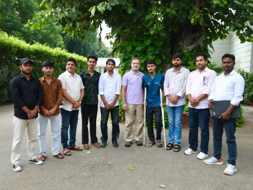राहुल गांधी ने बिहार छात्र आंदोलन के घायलों से की मुलाकात, बोले — 'मैं इन युवाओं के साथ खड़ा हूं'