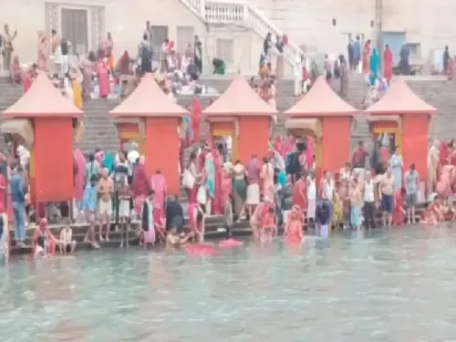 क्या मकर संक्रांति पर उत्तर से लेकर दक्षिण भारत तक इन पवित्र स्थलों पर स्नान करना विशेष महत्व रखता है?