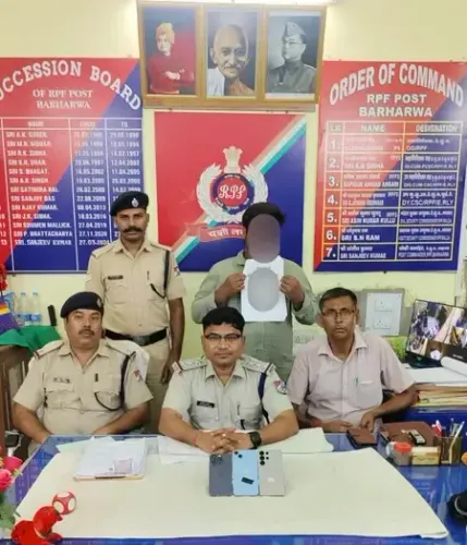 मालदा मंडलः आरपीएफ ने चोरी के मोबाइल, अवैध शराब और पिस्तौल के साथ आरोपियों को किया गिरफ्तार