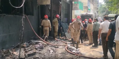 मालवीय नगर अग्निकांड: मृतकों की संख्या 21 पहुँची, खड़गे-प्रियंका ने जताया शोक, AAP ने उठाए सुरक्षा सवाल