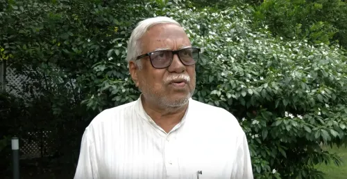हन्नान मोल्लाह का ममता पर हमला: '1997 में कांग्रेस तोड़ी, अब उन्हीं के पैर पकड़ रही हैं'
