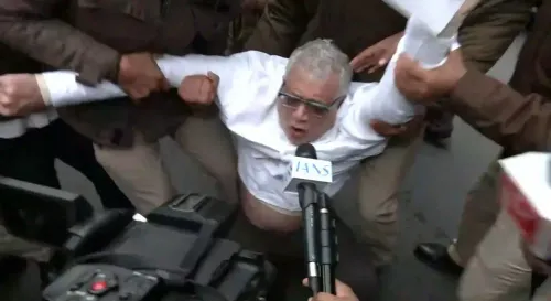 How Does Mamata’s ‘Khela Hobey’ Style of Political Activism Manifest in Trinamool MPs' Protests in Delhi?