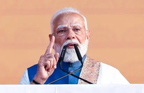 क्या अंधेरे में भी हमें दीया जलाना चाहिए? पीएम मोदी के प्रेरक बयान