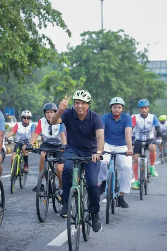 Mandaviya cycles with NCC cadets for Nasha Mukt Bharat