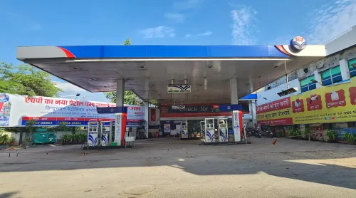 क्या मणिपुर में बम धमकी के चलते इंफाल के सभी पेट्रोल पंप बंद हैं?