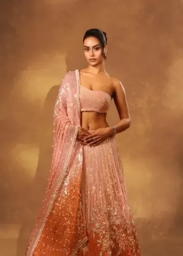 मनीष मल्होत्रा का 'बोले चूड़ियां' से प्रेरित नया आउटफिट, न्यासा देवगन को बनाया अपनी मॉडल 