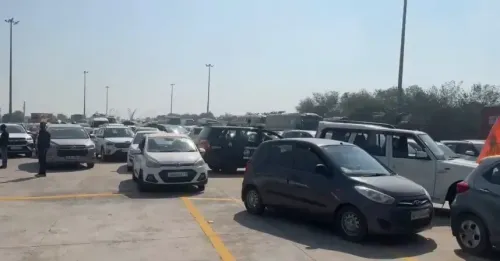 Enormous 300-km Traffic Snarl Traps Thousands of Pilgrims Heading to Maha Kumbh