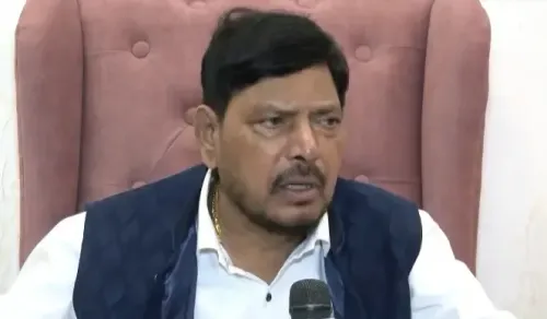 मतदाता सूची से मृत लोगों के नाम हटाना जरूरी: रामदास आठवले, ममता बनर्जी को संविधान-विरोधी बयानों से बचने की नसीहत