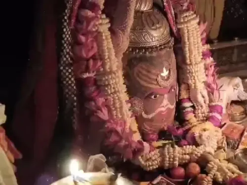 क्या माथे पर चांद और गले में मखाने की माला से बाबा महाकाल का शृंगार भक्तों को मोहित करता है?