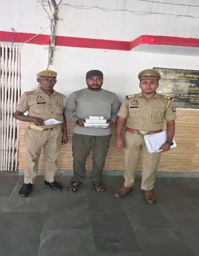 मथुरा में साइबर ठगी गिरोह का भंडाफोड़: ₹1.25 लाख नकद और 23 एटीएम कार्ड सहित आरोपी गिरफ्तार