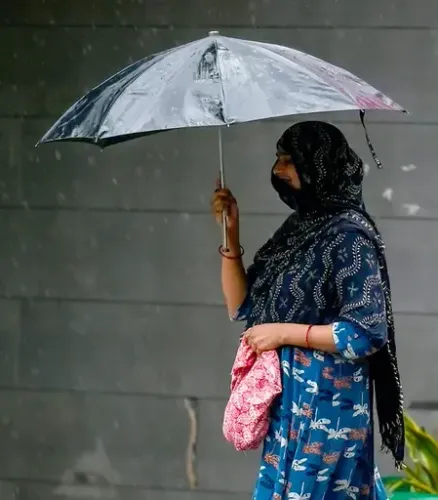 गर्मी से मिली राहत: काले बादलों ने बदला मौसम का मिजाज