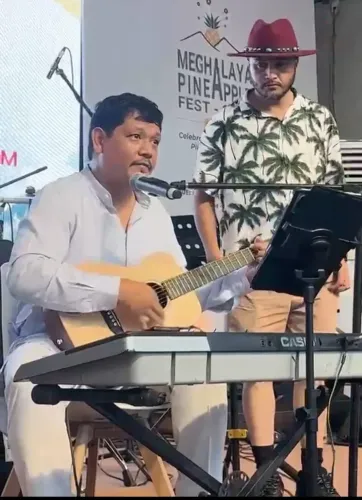 Meghalaya CM Conrad Sangma jams with musicians at Delhi Pineapple Festival