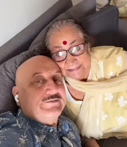 'मिडिल क्लास फैमिली की प्यारी बातें'... अनुपम खेर ने मां और भाई के साथ पोस्ट किया दिल छूने वाला वीडियो 