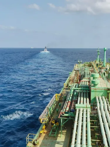 मिडिल ईस्ट संघर्ष: 'हॉर्मूज' के बाद 'बाब-अल-मंदेब' पर बढ़ता संकट, इंडियन नेवी अलर्ट