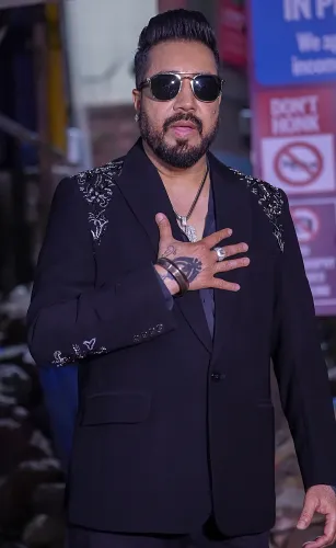 Mika Singh reveals Daler Mehndi pranked him into thinking Big B was calling