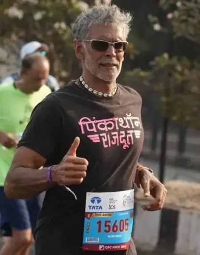 मुंबई मैराथन में मिलिंद सोमन ने लिया हिस्सा, कंसिस्टेंसी को बताया सफलता की कुंजी  