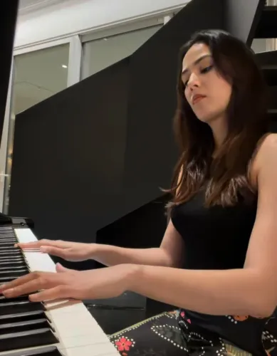 Mira Rajput Stuns Fans Playing 'Hum Tum' on Piano — Watch