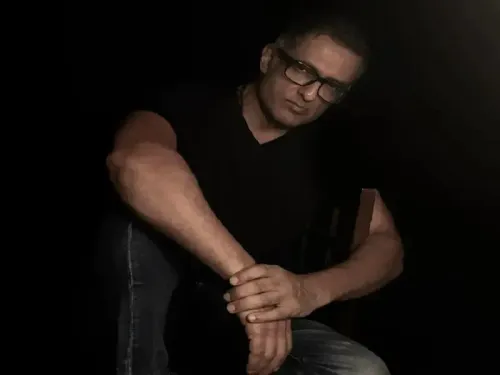 संजय सूरी: कश्मीर से बॉलीवुड तक की संघर्षपूर्ण कहानी