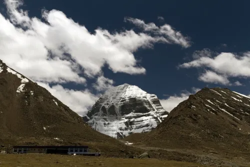 क्या माउंट एवरेस्ट से कम ऊंचाई के बावजूद कोई कैलाश पर्वत पर क्यों नहीं चढ़ पाया?