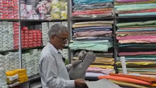 मुद्रा योजना से बदली किस्मत: हजारीबाग के धनेश्वर साव ने ₹5 लाख के लोन से खड़ी कीं तीन दुकानें