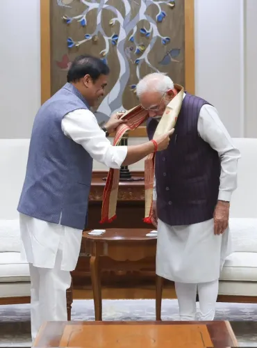 क्या असम के मुख्यमंत्री ने पीएम मोदी से मुलाकात कर दो परियोजनाओं के उद्घाटन का निमंत्रण दिया?