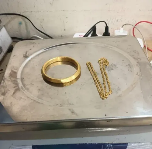 क्या मुंबई एयरपोर्ट पर कस्टम ने सोने और हाइड्रोपोनिक वीड की बड़ी खेप पकड़ी?