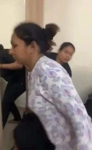 क्या मुंबई में मसाज थैरेपिस्ट ने महिला से की हाथापाई?