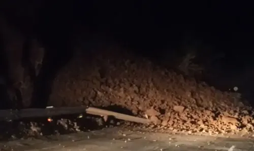 मुंबई-गोवा हाईवे पर भूस्खलन: धामनदेवी के पास मुंबई लेन बंद, NHAI का मलबा हटाने का अभियान जारी