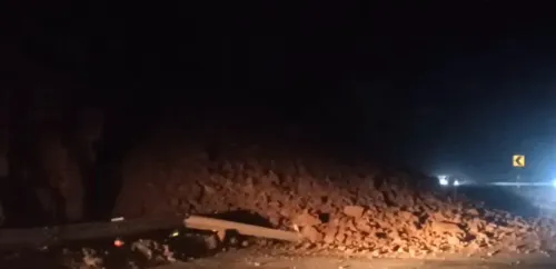 रायगढ़ में भूस्खलन से मुंबई-गोवा हाईवे की एक लेन बंद, कशेड़ी घाट पर मलबा हटाने का काम जारी