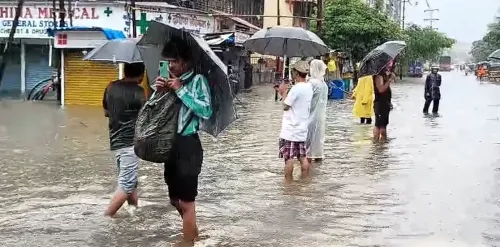 क्या मुंबई में बारिश ने हालात बिगाड़ दिए हैं? बीएमसी ने छुट्टी की घोषणा की और निजी कार्यालयों को वर्क फ्रॉम होम की सलाह दी