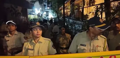 मुंबई में दो गुटों के बीच हिंसा, पुलिस ने किया लाठीचार्ज और 5 आरोपियों की गिरफ्तारी