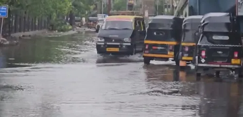 मुंबई में रेड अलर्ट: कुर्ला LTT परिसर जलमग्न, विखरोली में 253 मिमी बारिश, ट्रैफिक ठप