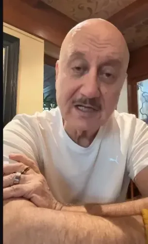 अनुपम खेर का नया नाटक 'जाने पहचाने अनजाने': रंगमंच पर लौटने की तैयारी