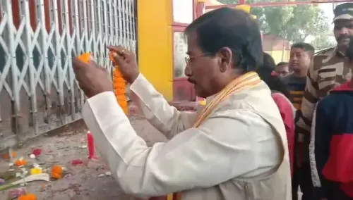 क्या नदिया में पीएम मोदी के दौरे से पहले भाजपा सांसद जगन्नाथ सरकार ने मंदिरों में पूजा की?