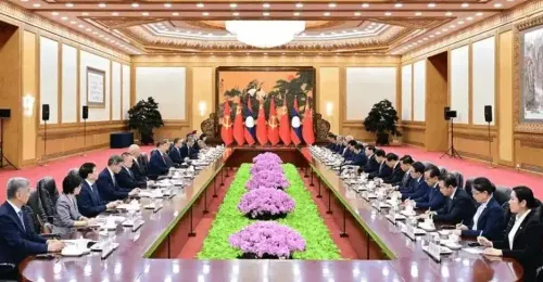 चीन-लाओस राजनयिक संबंधों की 65वीं वर्षगांठ: थोंग्लौन की बीजिंग यात्रा से द्विपक्षीय साझेदारी को नई दिशा