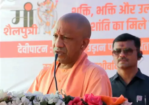 योगी आदित्यनाथ बोले — नारी सम्मान और स्वावलंबन ही रामराज्य की नींव, बलरामपुर में बेटियों को बाँटी स्टडी टेबल