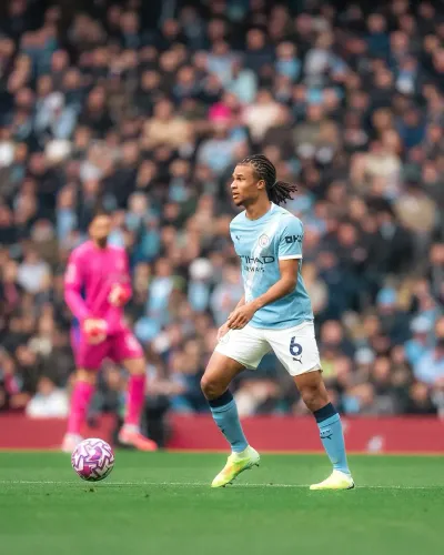 क्या बार्सिलोना नाथन एके को साइन कर पाएगा, जबकि मैनचेस्टर ने 250 करोड़ की ट्रांसफर फीस मांगी है?