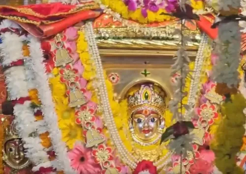 Navratri Day 3: Devotees worship Maa Chandraghanta with red flowers, chants