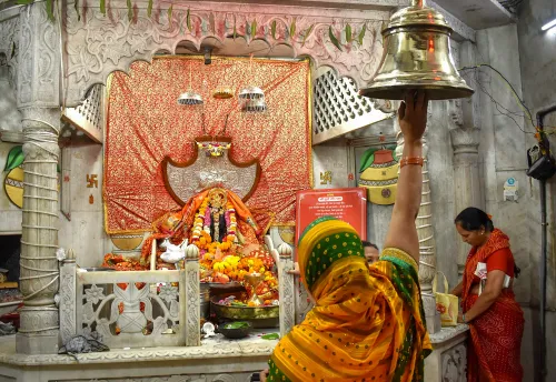 नवरात्रि के तीसरे दिन: मां चंद्रघंटा की उपासना से प्राप्त करें शांति और साहस का आशीर्वाद